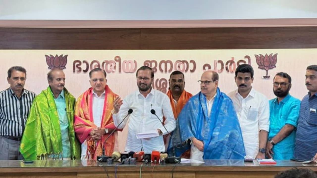 തെരഞ്ഞെടുപ്പ് അടുത്തിരിക്കെ തിരിച്ചടി; തൃശൂരില് കോണ്ഗ്രസ് നേതാക്കള് ബിജെപിയിലേക്ക് തെരഞ്ഞെടുപ്പ് അടുത്തിരിക്കെ തിരിച്ചടി; തൃശൂരില് കോണ്ഗ്രസ് നേതാക്കള് ബിജെപിയിലേക്ക്