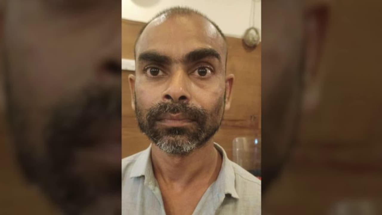 തലശ്ശേരി റെയിൽവേ സ്റ്റേഷനിൽ 14കാരി പെൺകുട്ടിയോടൊപ്പം കണ്ട് സംശയം; ഒടുവിൽ വെളിവായത് ട്രയിനിലെ പീഡനം തലശ്ശേരി റെയിൽവേ സ്റ്റേഷനിൽ 14കാരി പെൺകുട്ടിയോടൊപ്പം കണ്ട് സംശയം; ഒടുവിൽ വെളിവായത് ട്രയിനിലെ പീഡനം