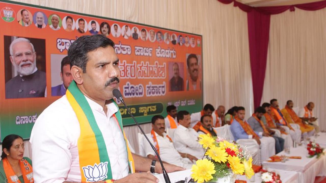 ನಮ್ಮದೇ ತಪ್ಪಿನಿಂದ ರಾಜ್ಯದಲ್ಲಿ ಕಾಂಗ್ರೆಸ್ ಅಧಿಕಾರಕ್ಕೆ ಬಂದಿದ್ದು, ಇದು ದರಿದ್ರ ಸರ್ಕಾರ: ವಿಜಯೇಂದ್ರ ನಮ್ಮದೇ ತಪ್ಪಿನಿಂದ ರಾಜ್ಯದಲ್ಲಿ ಕಾಂಗ್ರೆಸ್ ಅಧಿಕಾರಕ್ಕೆ ಬಂದಿದ್ದು, ಇದು ದರಿದ್ರ ಸರ್ಕಾರ: ವಿಜಯೇಂದ್ರ