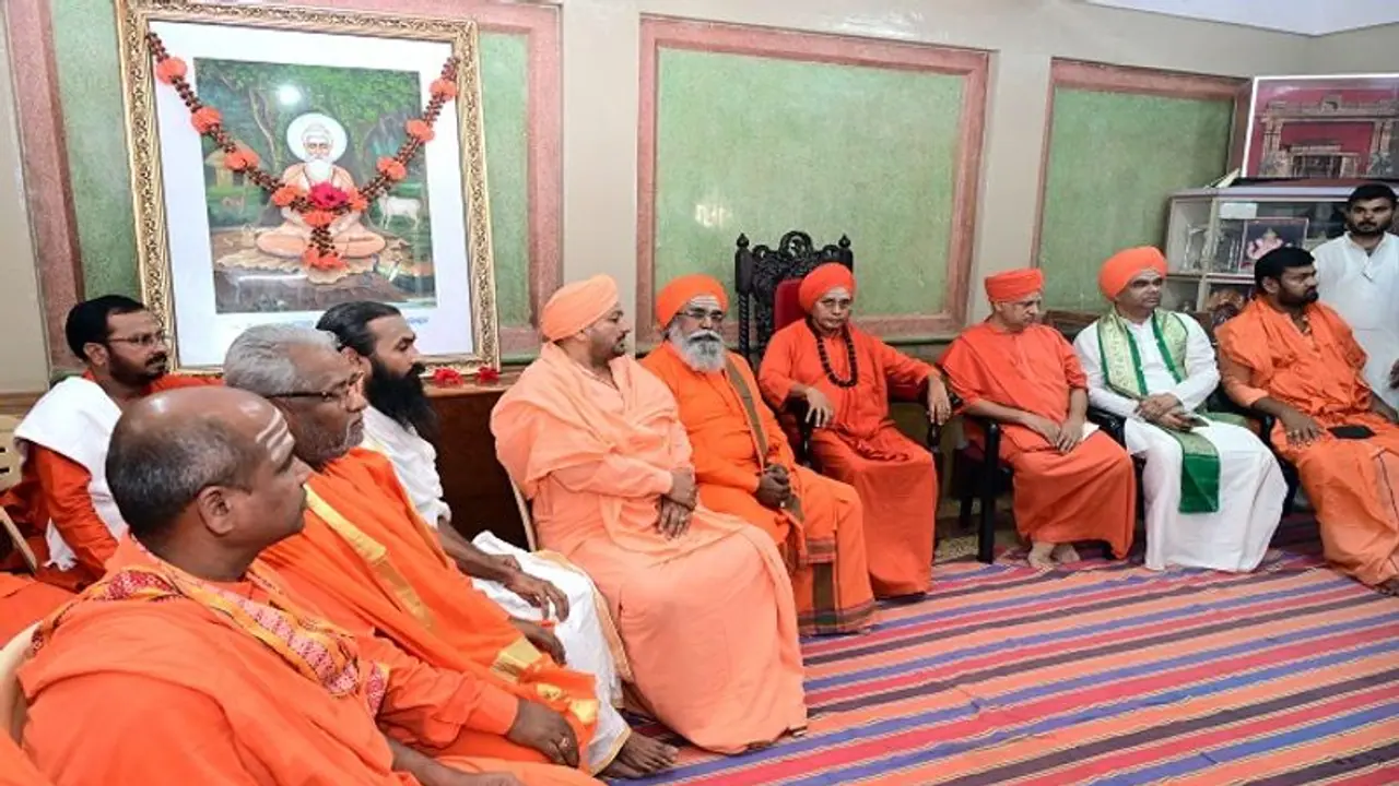 ಲೋಕಸಭೆ ಚುನಾವಣೆ 2024: ಪ್ರಹ್ಲಾದ ಜೋಶಿ ಬದಲಾವಣೆಗೆ ಲಿಂಗಾಯತ ಮಠಾಧೀಶರ ಪಟ್ಟು ಲೋಕಸಭೆ ಚುನಾವಣೆ 2024: ಪ್ರಹ್ಲಾದ ಜೋಶಿ ಬದಲಾವಣೆಗೆ ಲಿಂಗಾಯತ ಮಠಾಧೀಶರ ಪಟ್ಟು