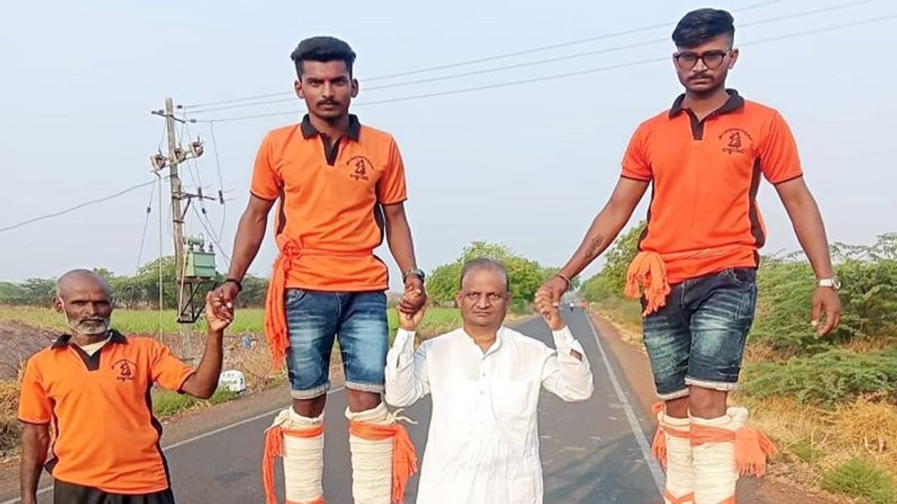 ಶ್ರೀಶೈಲಕ್ಕೆ ಪಾದಯಾತ್ರೆ: ಕೀಲು ಕುದುರೆ ನಡಿಗೆಯಲ್ಲೇ ಮಲ್ಲಿಕಾರ್ಜುನ ದರ್ಶನ..! ಶ್ರೀಶೈಲಕ್ಕೆ ಪಾದಯಾತ್ರೆ: ಕೀಲು ಕುದುರೆ ನಡಿಗೆಯಲ್ಲೇ ಮಲ್ಲಿಕಾರ್ಜುನ ದರ್ಶನ..!