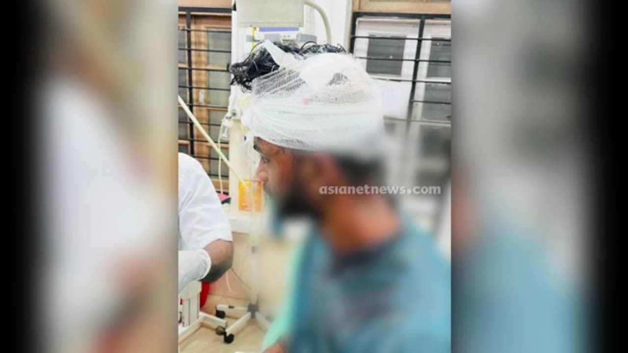 ഫ്ലക്സിനെ ചൊല്ലി തർക്കം; ഡിവൈഎഫ്ഐ പ്രവർത്തകനെ വീട്ടിൽകയറി വെട്ടിയ കേസിൽ ആർഎസ്എസ് പ്രവർത്തകൻ അറസ്റ്റിൽ ഫ്ലക്സിനെ ചൊല്ലി തർക്കം; ഡിവൈഎഫ്ഐ പ്രവർത്തകനെ വീട്ടിൽകയറി വെട്ടിയ കേസിൽ ആർഎസ്എസ് പ്രവർത്തകൻ അറസ്റ്റിൽ