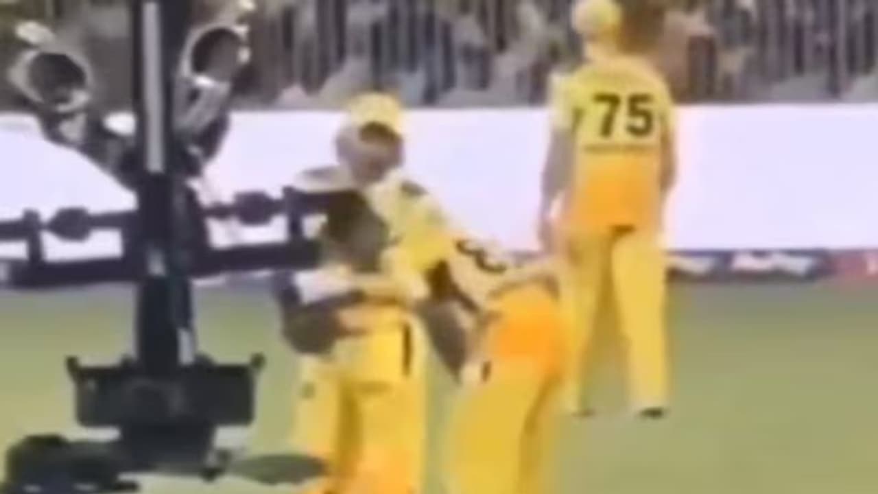 தோனி காலில் விழுந்து ஆசி பெற்று பந்து வீசி ஒரு விக்கெட் எடுத்த பதிரனா – சிஷ்யனை பாராட்டும் சிஎஸ்கே ரசிகர்கள்! தோனி காலில் விழுந்து ஆசி பெற்று பந்து வீசி ஒரு விக்கெட் எடுத்த பதிரனா – சிஷ்யனை பாராட்டும் சிஎஸ்கே ரசிகர்கள்!