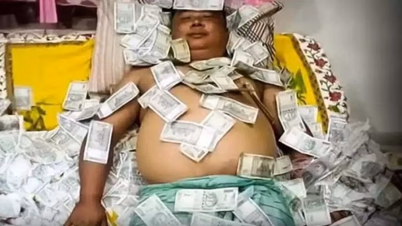 500 ರು. ನೋಟಿನ ಹಾಸಿಗೆ ಮೇಲೆ ಮಲಗಿದ ರಾಜಕಾರಣಿ...! 500 ರು. ನೋಟಿನ ಹಾಸಿಗೆ ಮೇಲೆ ಮಲಗಿದ ರಾಜಕಾರಣಿ...!