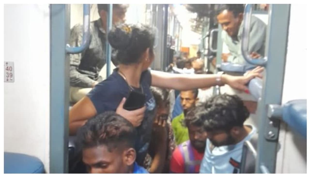 'ദയവായി സഹായിക്കൂ...'; ഷാലിമാർ എക്‌സ്പ്രസിൽ ടിക്കറ്റില്ലാത്ത യാത്രക്കാർ, സാമൂഹിക മാധ്യമത്തിൽ സഹായ അഭ്യർത്ഥന 