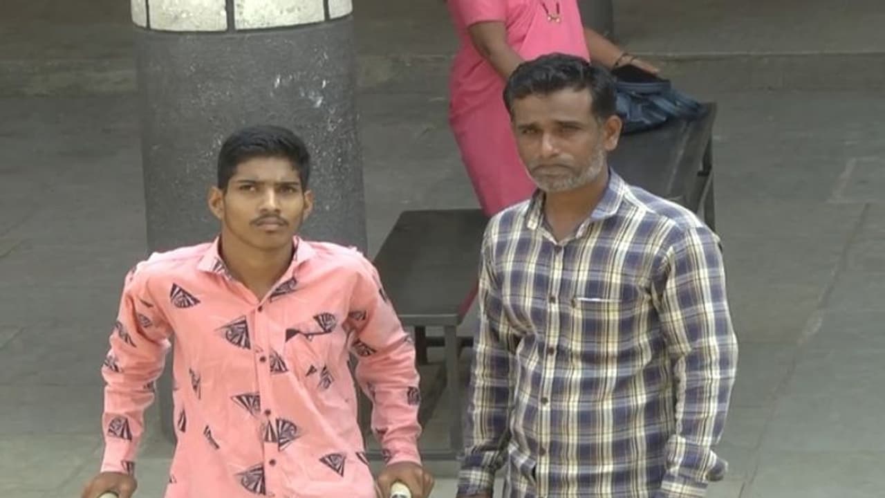 ಎಸ್ಎಸ್ಎಲ್ಸಿ ಪರೀಕ್ಷೆ: ಸಹಾಯಕನಿಲ್ಲದೇ ಪರೀಕ್ಷೆ ಬರೆಯಲು ಅಸಹಾಯಕನಾದ ದಿವ್ಯಾಂಗ ವಿದ್ಯಾರ್ಥಿ ಎಸ್ಎಸ್ಎಲ್ಸಿ ಪರೀಕ್ಷೆ: ಸಹಾಯಕನಿಲ್ಲದೇ ಪರೀಕ್ಷೆ ಬರೆಯಲು ಅಸಹಾಯಕನಾದ ದಿವ್ಯಾಂಗ ವಿದ್ಯಾರ್ಥಿ