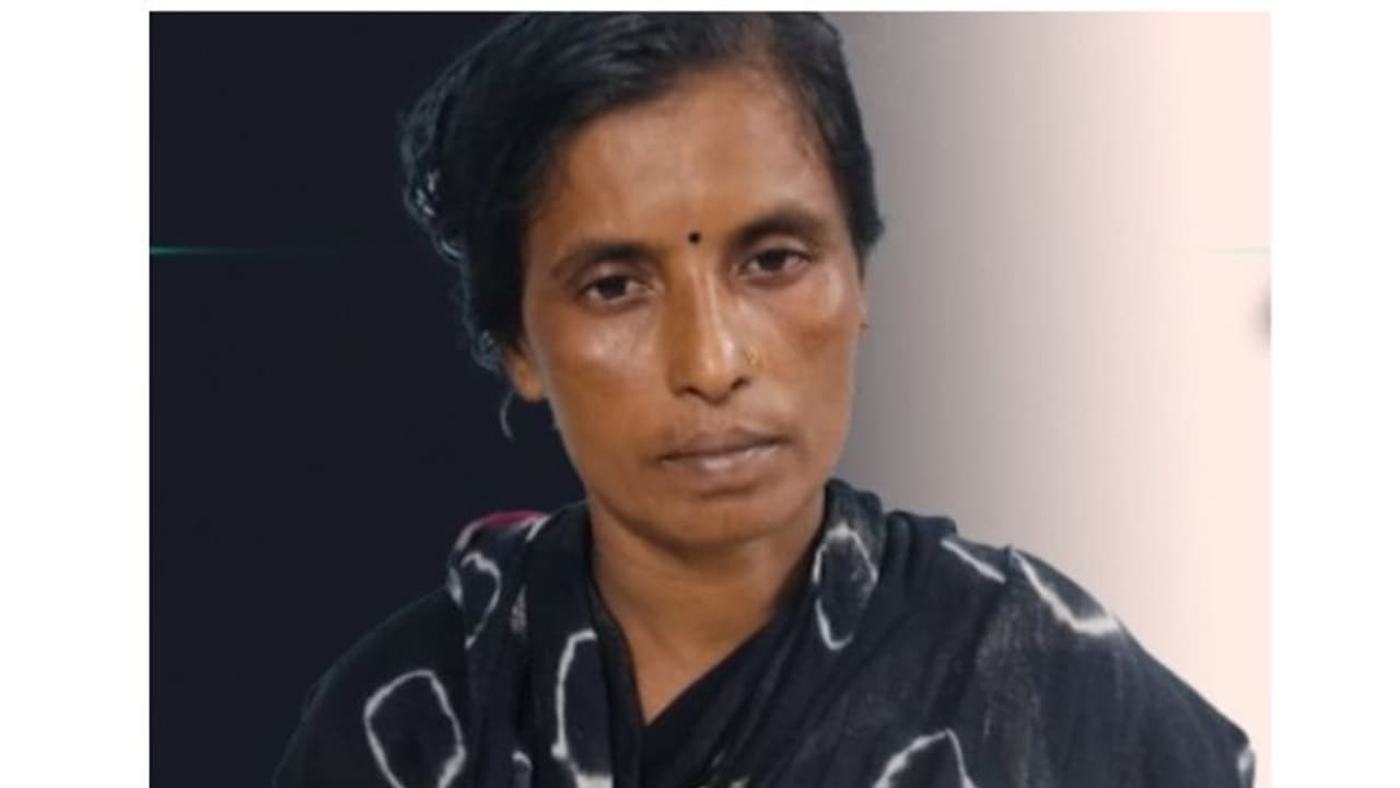 എറണാകുളത്തെ ബംഗാളി ഹോട്ടലിൽ ഭക്ഷണം മാത്രമല്ല വിൽക്കുന്നതെന്നറിഞ്ഞ് അധികൃതരെത്തി; ബംഗാളി ദീദി കൈയോടെ പിടിയിൽ എറണാകുളത്തെ ബംഗാളി ഹോട്ടലിൽ ഭക്ഷണം മാത്രമല്ല വിൽക്കുന്നതെന്നറിഞ്ഞ് അധികൃതരെത്തി; ബംഗാളി ദീദി കൈയോടെ പിടിയിൽ