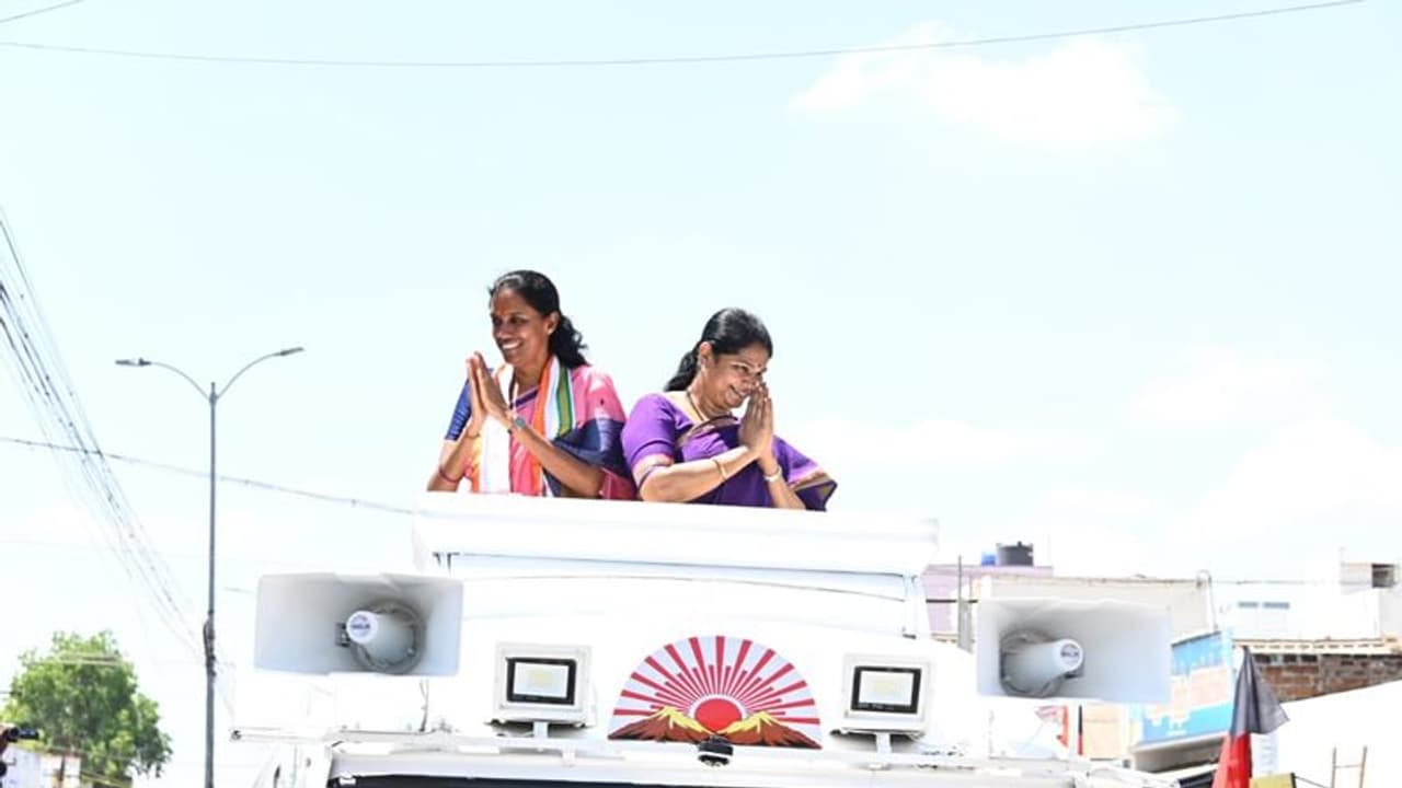 ரூ.15 லட்சம் தருவதாகக் கூறி கையில் இருந்து 500, 1000ஐ பிடிங்கி விட்டனர்; ஜோதிமணிக்கு ஆதரவாக கனிமொழி பிரசாரம் ரூ.15 லட்சம் தருவதாகக் கூறி கையில் இருந்து 500, 1000ஐ பிடிங்கி விட்டனர்; ஜோதிமணிக்கு ஆதரவாக கனிமொழி பிரசாரம்