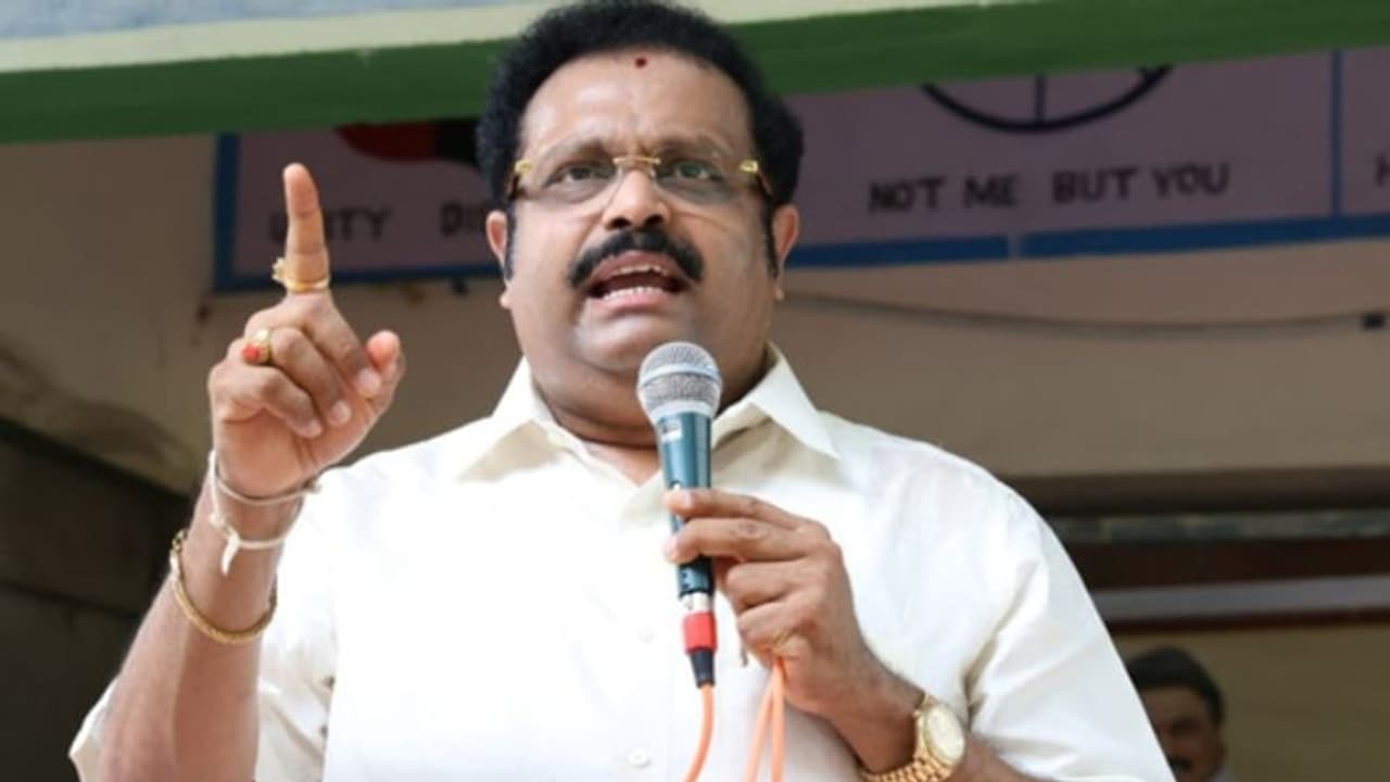 പ്രചാരണത്തിനിടെ സ്ത്രീകളോട് സംസാരിച്ചതില് 'പിഴ'; വീഡിയോ പ്രചരിച്ചതോടെ സ്ഥാനാര്ത്ഥി എയറിലായി പ്രചാരണത്തിനിടെ സ്ത്രീകളോട് സംസാരിച്ചതില് 'പിഴ'; വീഡിയോ പ്രചരിച്ചതോടെ സ്ഥാനാര്ത്ഥി എയറിലായി