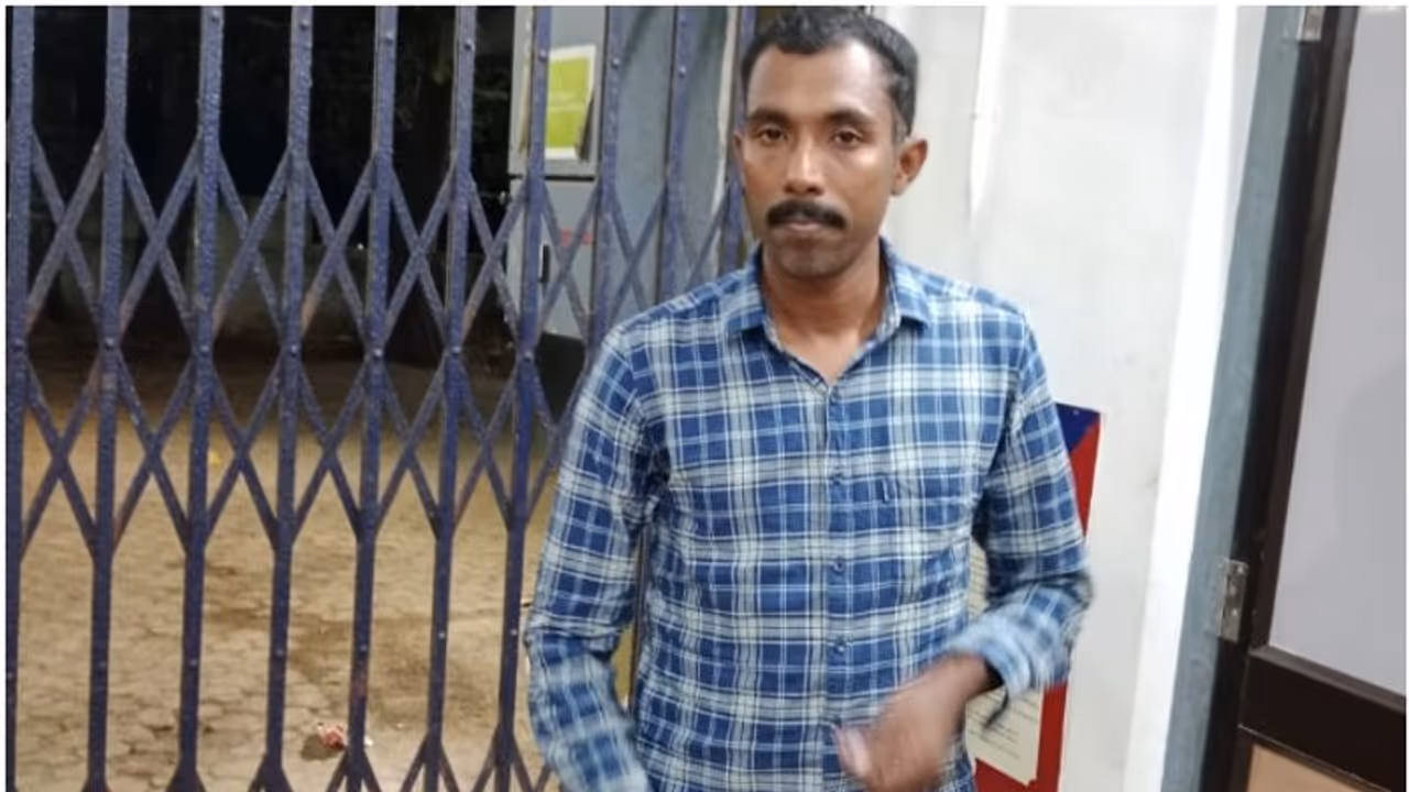 മരുമകന്റെ കുത്തേറ്റ് വീട്ടമ്മക്ക് ഗുരുതര പരിക്ക്, പ്രതി സർവേയര്, ബാഗിൽ വടിവാളും എയർഗണ്ണും! മരുമകന്റെ കുത്തേറ്റ് വീട്ടമ്മക്ക് ഗുരുതര പരിക്ക്, പ്രതി സർവേയര്, ബാഗിൽ വടിവാളും എയർഗണ്ണും!