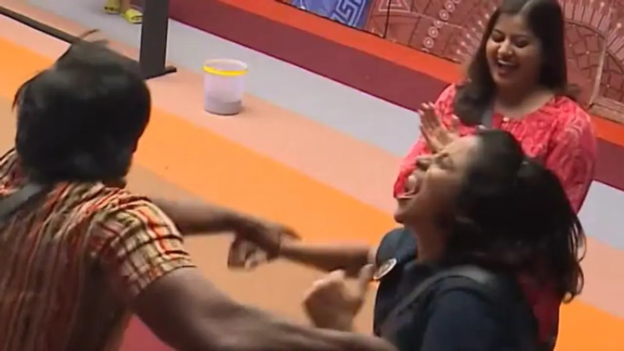 പവര് റൂമില് തമ്മില്ത്തല്ല്, തര്ക്കത്തിന് ഒടുവില് വമ്പൻ ജയം, ബിഗ് ബോസില് എന്താകും ഇനി സംഭവിക്കുക? പവര് റൂമില് തമ്മില്ത്തല്ല്, തര്ക്കത്തിന് ഒടുവില് വമ്പൻ ജയം, ബിഗ് ബോസില് എന്താകും ഇനി സംഭവിക്കുക?