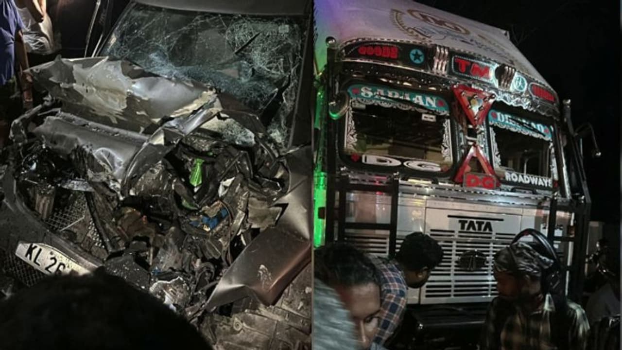 പത്തനംതിട്ടയിൽ കണ്ടെയ്നര് ലോറിയും കാറും കൂട്ടിയിടിച്ച് രണ്ടു പേര് മരിച്ചു പത്തനംതിട്ടയിൽ കണ്ടെയ്നര് ലോറിയും കാറും കൂട്ടിയിടിച്ച് രണ്ടു പേര് മരിച്ചു