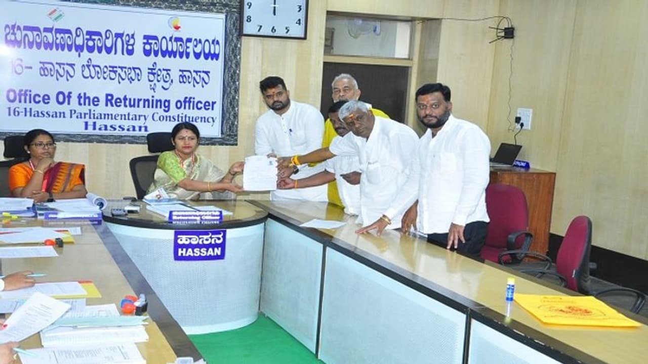 Lok Sabha Election 2024: ಹಾಸನ ಜೆಡಿಎಸ್‌ ಅಭ್ಯರ್ಥಿ ಪ್ರಜ್ವಲ್‌ 41 ಕೋಟಿ ಒಡೆಯ