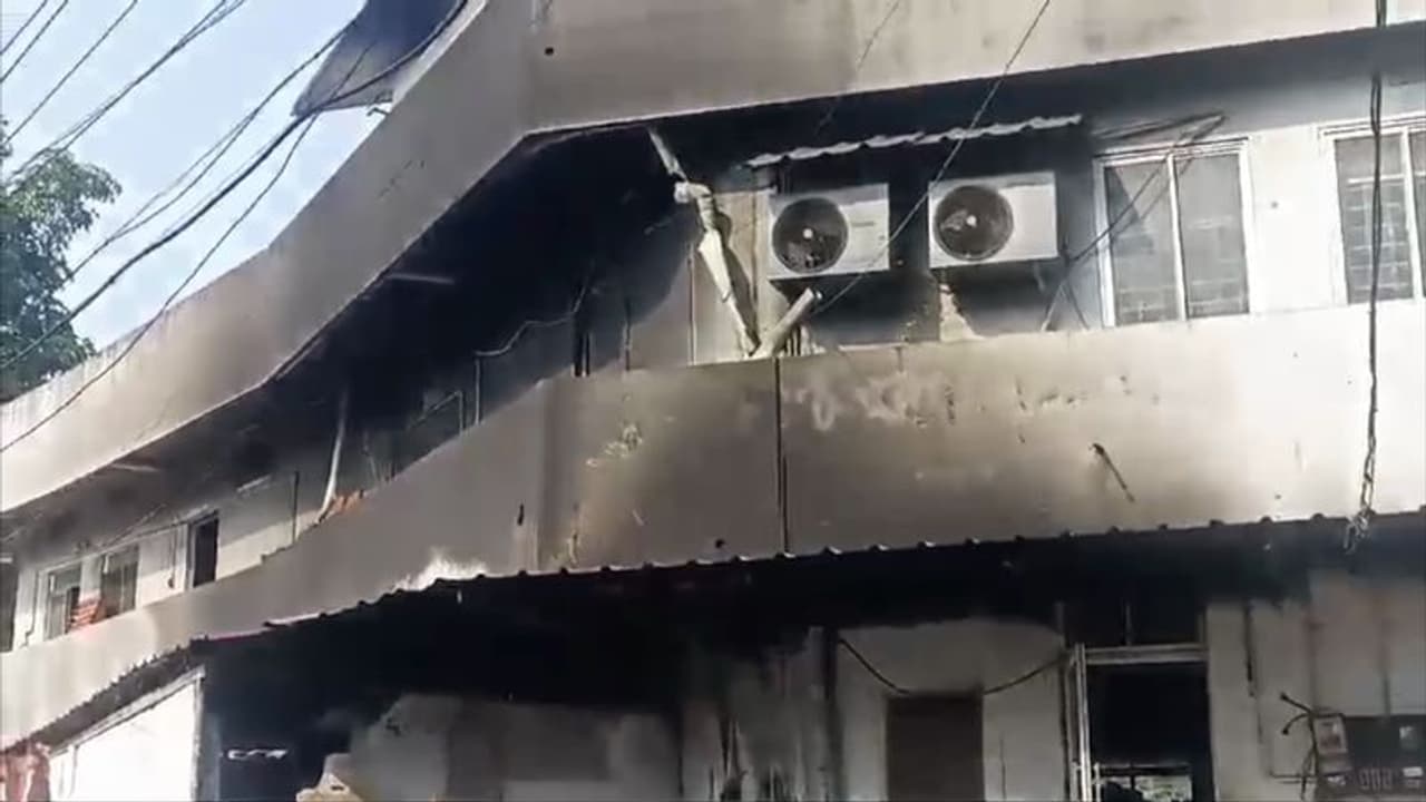 പുലർച്ചെ ഷട്ടറിനുള്ളിൽ പുക ഉയരുന്നത് കണ്ടു, ലക്ഷങ്ങളുടെ നഷ്ടം; ആലുവയിൽ സൂപ്പർമാർക്കറ്റ് കത്തിനശിച്ചു പുലർച്ചെ ഷട്ടറിനുള്ളിൽ പുക ഉയരുന്നത് കണ്ടു, ലക്ഷങ്ങളുടെ നഷ്ടം; ആലുവയിൽ സൂപ്പർമാർക്കറ്റ് കത്തിനശിച്ചു