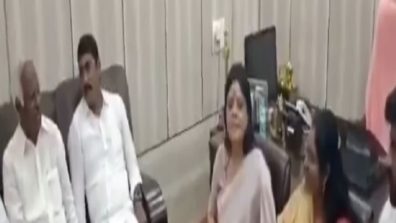 కడియం శ్రీహరితో దీపాదాస్ మున్షి భేటీ: కాంగ్రెస్‌లో చేరాలని ఆహ్వానం