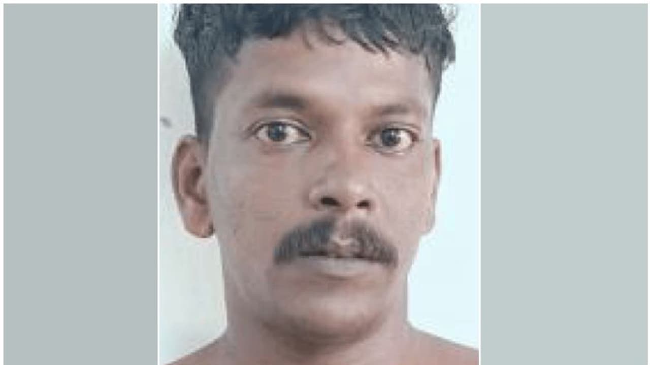 വീടിന് പിന്നിൽ കുളിമുറിക്കടുത്തായി പ്ലാസ്റ്റിക് ബക്കറ്റില് വളർത്തിയത് കഞ്ചാവ് ചെടി; അറസ്റ്റ് വീടിന് പിന്നിൽ കുളിമുറിക്കടുത്തായി പ്ലാസ്റ്റിക് ബക്കറ്റില് വളർത്തിയത് കഞ്ചാവ് ചെടി; അറസ്റ്റ്