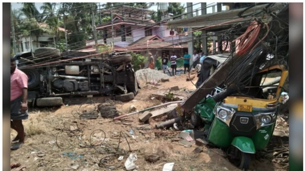 ഓട്ടോയും കാറും കൂട്ടിയിടിച്ച് അപകടം, പോസ്റ്റൊടിഞ്ഞ് ഓട്ടോയുടെ മുകളിലേക്ക് വീണു; ഡ്രൈവർക്ക് ദാരുണാന്ത്യം ഓട്ടോയും കാറും കൂട്ടിയിടിച്ച് അപകടം, പോസ്റ്റൊടിഞ്ഞ് ഓട്ടോയുടെ മുകളിലേക്ക് വീണു; ഡ്രൈവർക്ക് ദാരുണാന്ത്യം
