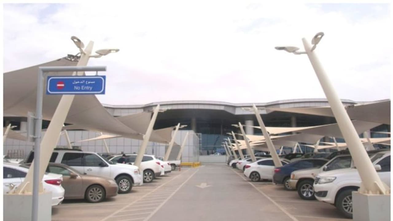 വിമാനത്താവളങ്ങളിൽ നിന്ന് ലൈസൻസില്ലാതെ യാത്രക്കാരെ കയറ്റിയ 305 കാറുകൾ പിടികൂടി; നടപടി ശക്തമാക്കി അധികൃതർ വിമാനത്താവളങ്ങളിൽ നിന്ന് ലൈസൻസില്ലാതെ യാത്രക്കാരെ കയറ്റിയ 305 കാറുകൾ പിടികൂടി; നടപടി ശക്തമാക്കി അധികൃതർ