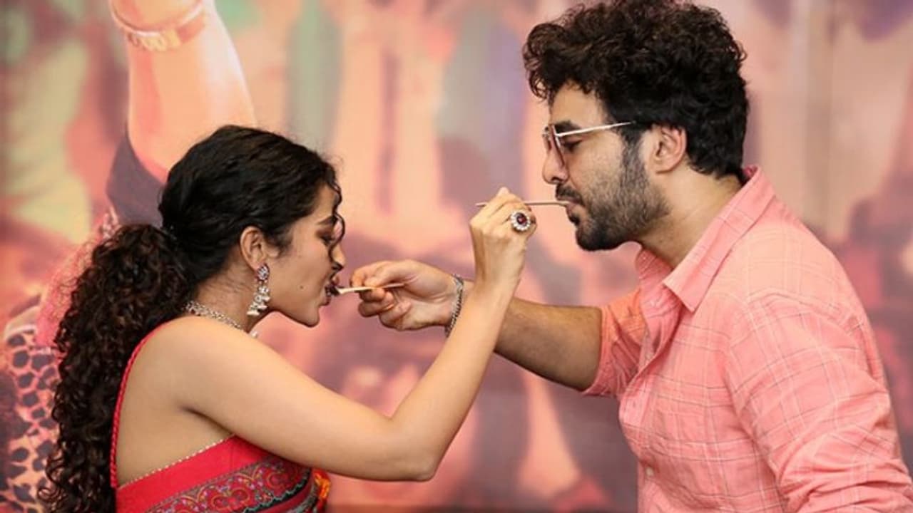 `టిల్లు స్వ్కేర్` వంద కోట్ల సినిమా.. నాగవంశీ బోల్డ్ స్టేట్మెంట్.. థియేటర్ల ఆక్యుపెన్సీ ఎలా ఉందంటే? `టిల్లు స్వ్కేర్` వంద కోట్ల సినిమా.. నాగవంశీ బోల్డ్ స్టేట్మెంట్.. థియేటర్ల ఆక్యుపెన్సీ ఎలా ఉందంటే?