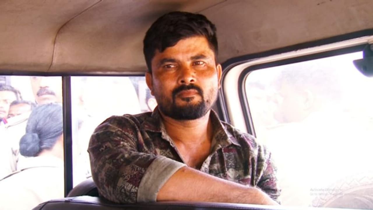 'അതിഥി തൊഴിലാളി'യെന്ന പേര് മാത്രം! വടകരയിലെ 'പണി'ക്കിടെ വിവരം ചോർന്നു; പാഞ്ഞെത്തി പൊലീസ്, കയ്യോടെ പിടികൂടി 'അതിഥി തൊഴിലാളി'യെന്ന പേര് മാത്രം! വടകരയിലെ 'പണി'ക്കിടെ വിവരം ചോർന്നു; പാഞ്ഞെത്തി പൊലീസ്, കയ്യോടെ പിടികൂടി