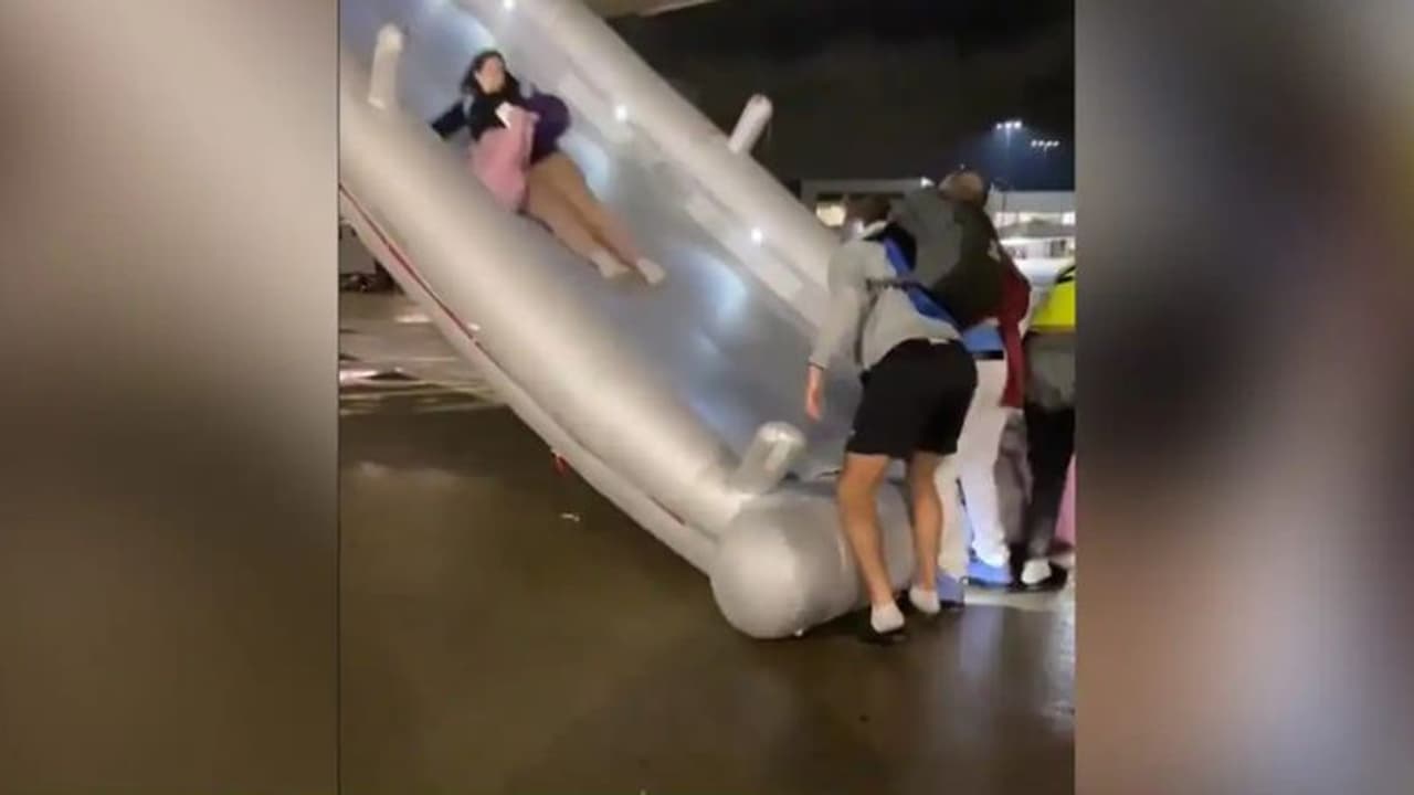 പുറപ്പെടാൻ സമയം രൂക്ഷമായ ദുർഗന്ധം, സഹിക്കാനാകുന്നില്ല; വിമാനത്തിൽനിന്ന് മുഴുവൻ യാത്രക്കാരെയും ഒഴിപ്പിച്ചു പുറപ്പെടാൻ സമയം രൂക്ഷമായ ദുർഗന്ധം, സഹിക്കാനാകുന്നില്ല; വിമാനത്തിൽനിന്ന് മുഴുവൻ യാത്രക്കാരെയും ഒഴിപ്പിച്ചു