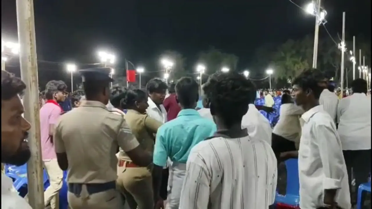 வேட்பாளர் அறிமுக கூட்டத்தில் மோதல்; அமைச்சர் முன்பாக நாற்காலிகளை பறக்கவிட்ட விசிக நிர்வாகிகள் கடலூரில் பரப்ப