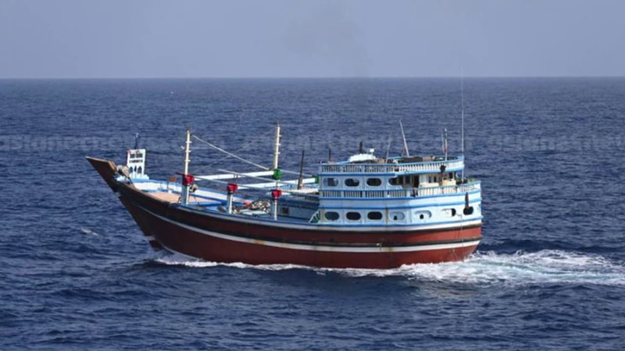 പാക്കിസ്ഥാൻകാര്‍ക്ക് രക്ഷകരായി ഇന്ത്യൻ നാവികസേന; പൊരുതി നേടിയ വിജയം, 12 മണിക്കൂ‍റിൽ കൊള്ളക്കാരെ കീഴടക്കി