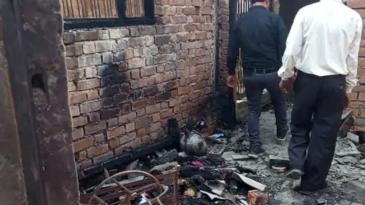 ഭക്ഷണം പാകം ചെയ്യുന്നതിനിടെ ഗ്യാസ് സിലിണ്ടർ പൊട്ടിത്തെറിച്ചു, യുവതിക്കും മൂന്ന് കുട്ടികൾക്കും ദാരുണാന്ത്യം ഭക്ഷണം പാകം ചെയ്യുന്നതിനിടെ ഗ്യാസ് സിലിണ്ടർ പൊട്ടിത്തെറിച്ചു, യുവതിക്കും മൂന്ന് കുട്ടികൾക്കും ദാരുണാന്ത്യം