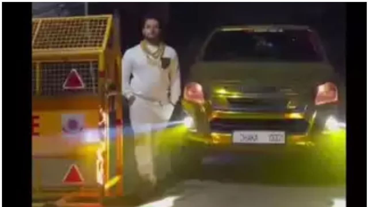 റീലുണ്ടാക്കാൻ പൊലീസ് ബാരിക്കേഡ് കത്തിച്ചു; വൈറലാവുന്നതിനിടെ യുവാവ് അറസ്റ്റിൽ, ഒരാൾക്കായി തിരച്ചിൽ റീലുണ്ടാക്കാൻ പൊലീസ് ബാരിക്കേഡ് കത്തിച്ചു; വൈറലാവുന്നതിനിടെ യുവാവ് അറസ്റ്റിൽ, ഒരാൾക്കായി തിരച്ചിൽ