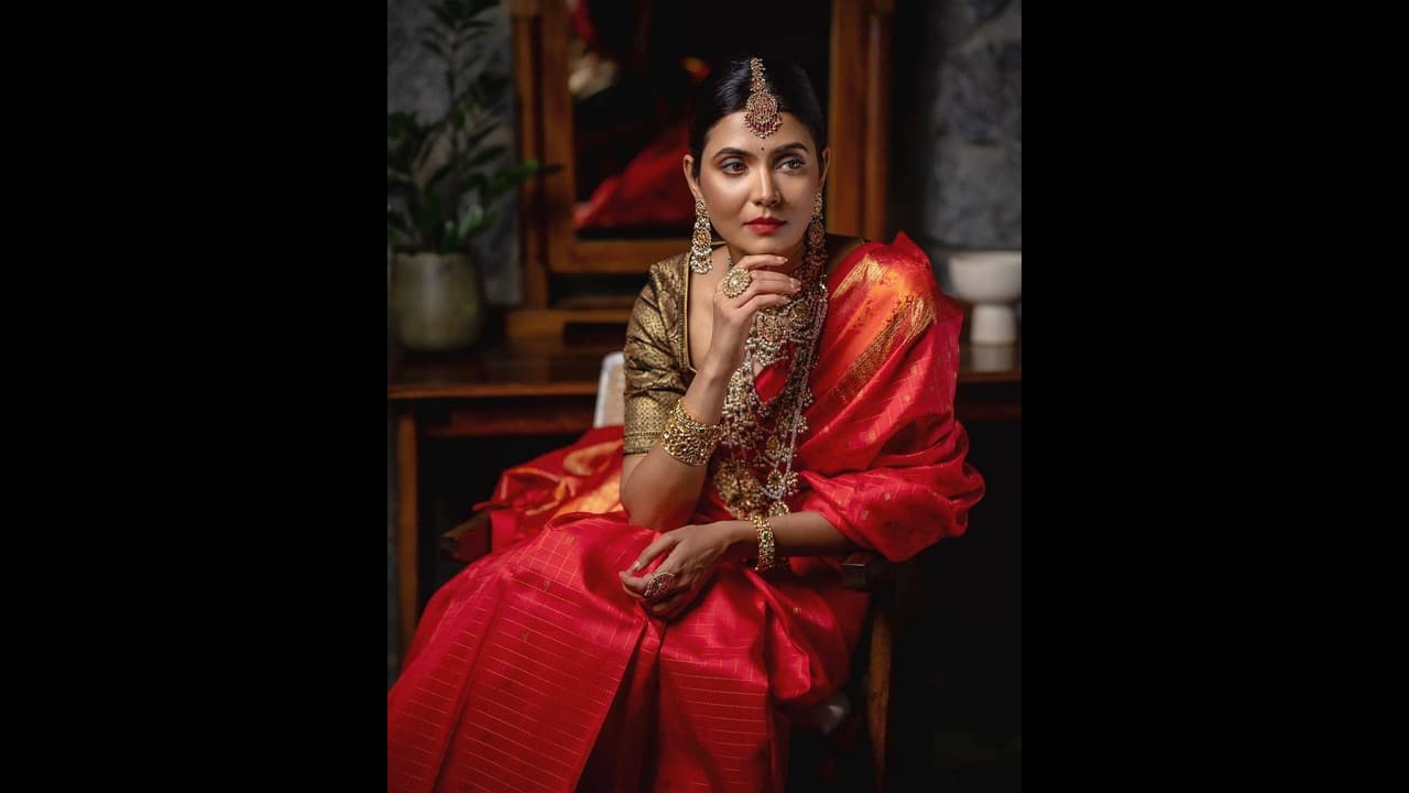 ತಲೆತುಂಬ ಮಲ್ಲಿಗೆ, ಕೆಂಪು ಸೀರೆ, ಕೈಯಲ್ಲಿ ವೀಣೆ…. ಶಾರದೆಯಾದ Kannada Small ...