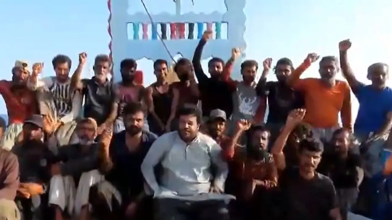 ಕಡಲ್ಗಳ್ಳರಿಂದ ರಕ್ಷಿಸಲ್ಪಟ್ಟ ಪಾಕಿಸ್ತಾನ ಸಿಬ್ಬಂದಿಗಳಿಂದ ಭಾರತ ಜಿಂದಾಬಾದ್ ಘೋಷಣೆ! ಕಡಲ್ಗಳ್ಳರಿಂದ ರಕ್ಷಿಸಲ್ಪಟ್ಟ ಪಾಕಿಸ್ತಾನ ಸಿಬ್ಬಂದಿಗಳಿಂದ ಭಾರತ ಜಿಂದಾಬಾದ್ ಘೋಷಣೆ!