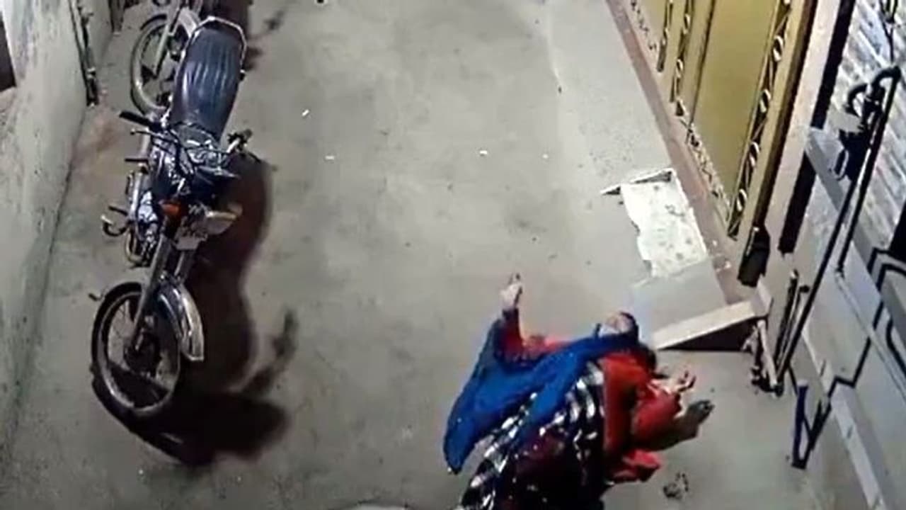 SHOCKING! Woman thrown off window for low spiced chicken; video from Lahore goes viral (WATCH) SHOCKING! Woman thrown off window for low spiced chicken; video from Lahore goes viral (WATCH)