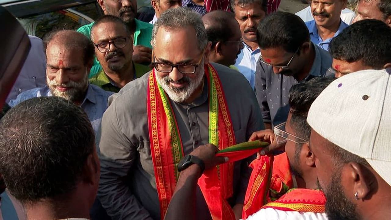 ജനങ്ങളിൽ നിന്ന് ആശയങ്ങൾ സ്വീകരിച്ച് വികസന മാർഗരേഖയിറക്കാൻ രാജീവ് ചന്ദ്രശേഖർ; ഫോൺ നമ്പർ പുറത്തിറക്കി ജനങ്ങളിൽ നിന്ന് ആശയങ്ങൾ സ്വീകരിച്ച് വികസന മാർഗരേഖയിറക്കാൻ രാജീവ് ചന്ദ്രശേഖർ; ഫോൺ നമ്പർ പുറത്തിറക്കി