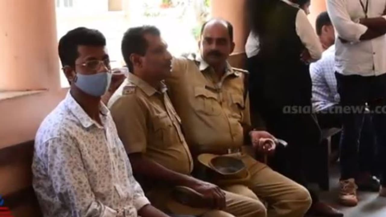 അമ്മയേയും സഹോദരങ്ങളെയും കൊന്ന പിതാവിനെ കുടുക്കി 5 വയസുകാരിയുടെ മൊഴി, ജീവപര്യന്തം അമ്മയേയും സഹോദരങ്ങളെയും കൊന്ന പിതാവിനെ കുടുക്കി 5 വയസുകാരിയുടെ മൊഴി, ജീവപര്യന്തം