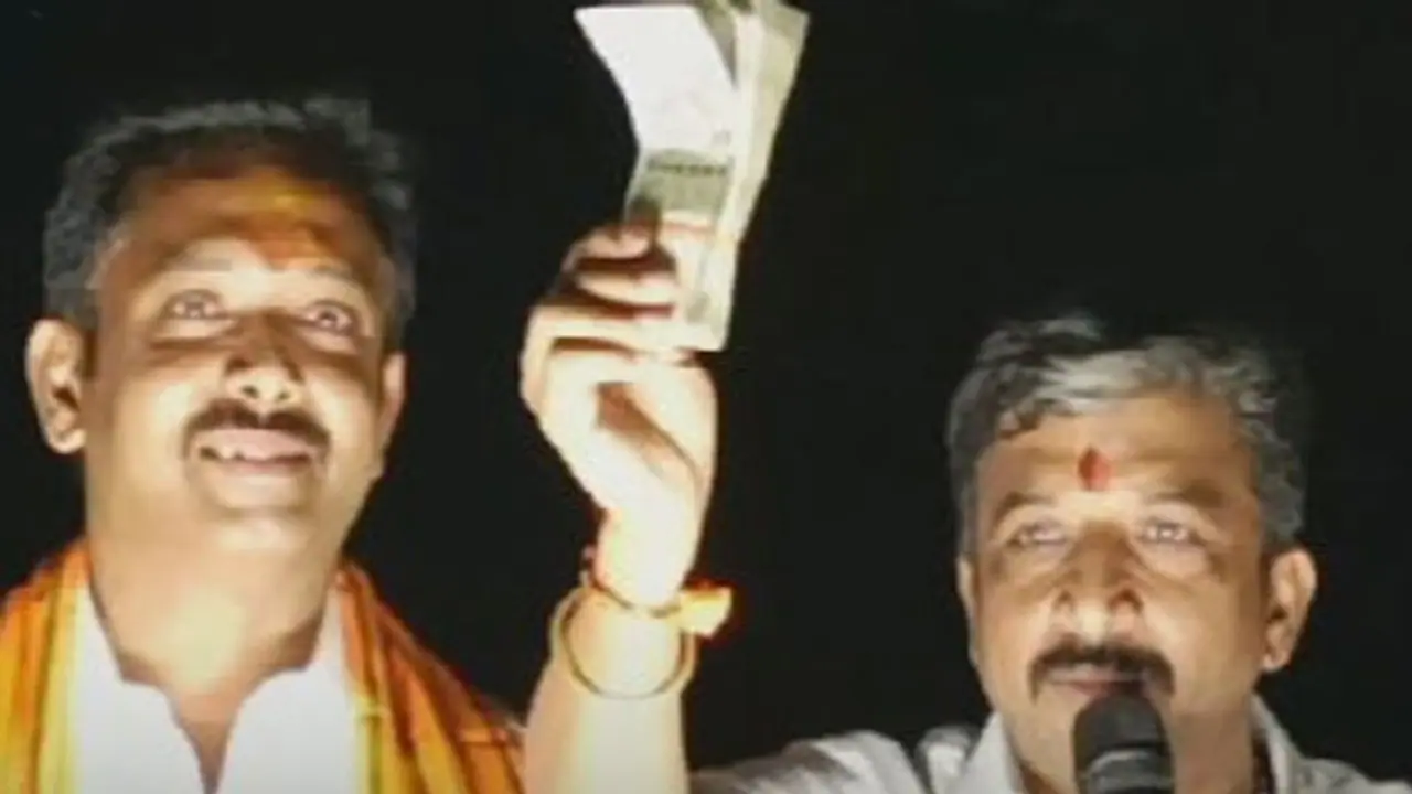 50,000 ரூபாய் நோட்டுக் கட்டை காண்பித்து வாக்கு சேகரிப்பு! கரூர் பாஜக வேட்பாளர் உள்பட 5 பேர் மீது வழக்கு! 50,000 ரூபாய் நோட்டுக் கட்டை காண்பித்து வாக்கு சேகரிப்பு! கரூர் பாஜக வேட்பாளர் உள்பட 5 பேர் மீது வழக்கு!