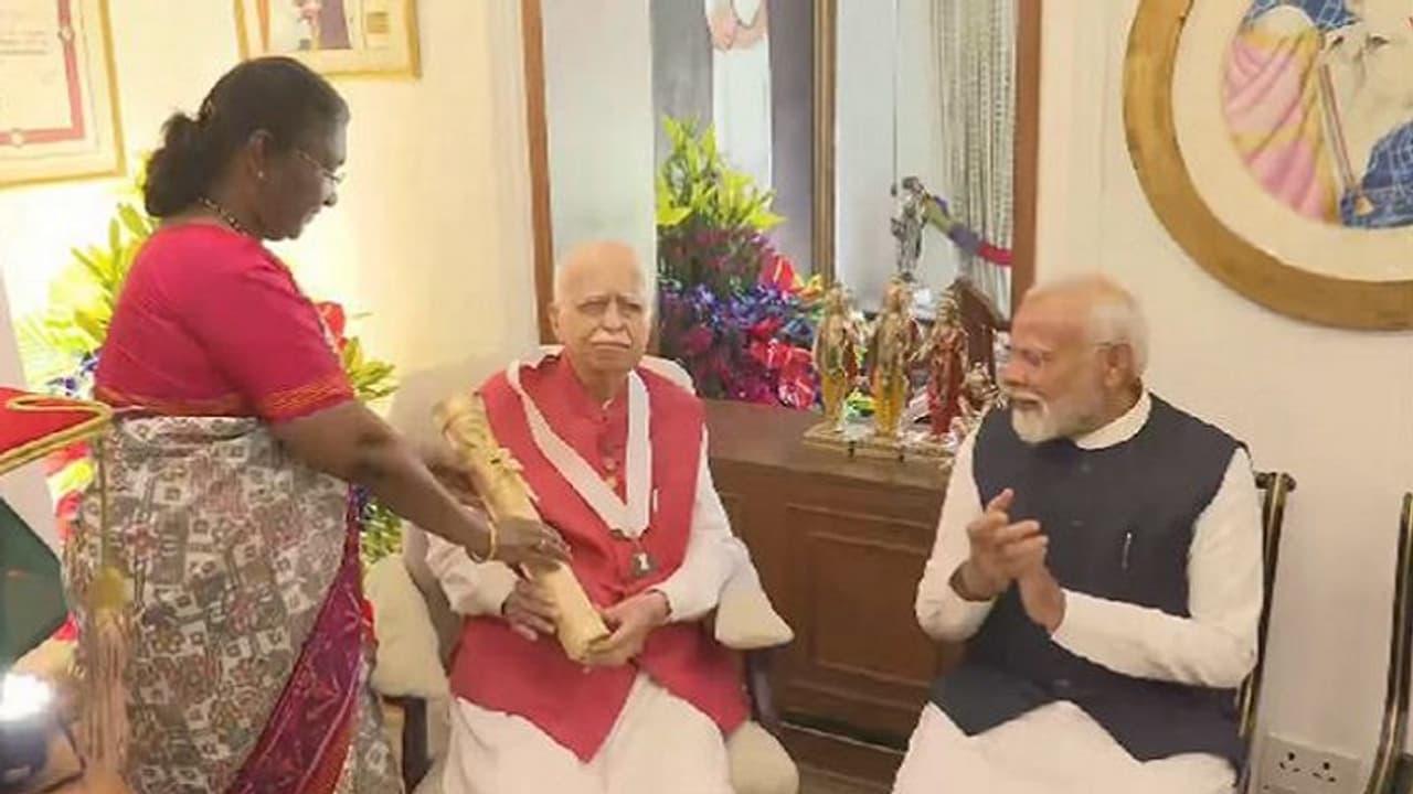 മുൻ ഉപപ്രധാനമന്ത്രി എൽ കെ അദ്വാനിക്ക് ഭാരതരത്ന സമ്മാനിച്ചു മുൻ ഉപപ്രധാനമന്ത്രി എൽ കെ അദ്വാനിക്ക് ഭാരതരത്ന സമ്മാനിച്ചു