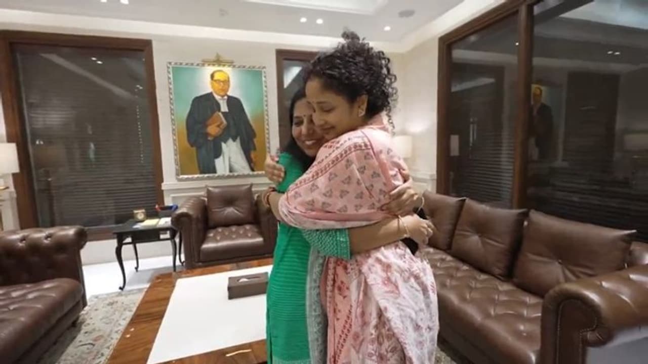 சிறையில் இருக்கும் கணவர்கள்: ஒருவரையொருவர் ஆரத்தழுவி ஆறுதல் கூறிய மனைவிகள்! சிறையில் இருக்கும் கணவர்கள்: ஒருவரையொருவர் ஆரத்தழுவி ஆறுதல் கூறிய மனைவிகள்!