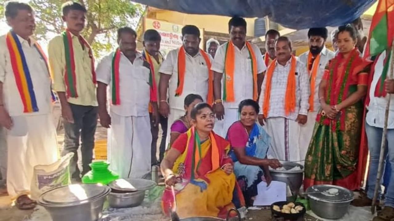 சூடு பிடிக்கும் தேர்தல் களம்.! வடைகள், பணியாரம் சுட்டு நூதன முறையில் வாக்கு சேகரித்த பாமக வேட்பாளர்