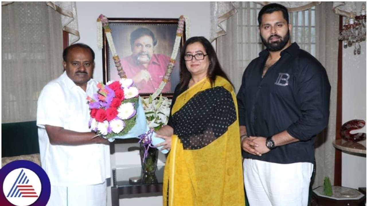 2019ರ ಚುನಾವಣೆಯ ಬದ್ಧ ವೈರಿ, 2024ರಲ್ಲಿ ಮೈತ್ರಿ ಸ್ನೇಹಿತರು; ಸುಮಲತಾ ಭೇಟಿಯಾದ ಕುಮಾರಸ್ವಾಮಿ 2019ರ ಚುನಾವಣೆಯ ಬದ್ಧ ವೈರಿ, 2024ರಲ್ಲಿ ಮೈತ್ರಿ ಸ್ನೇಹಿತರು; ಸುಮಲತಾ ಭೇಟಿಯಾದ ಕುಮಾರಸ್ವಾಮಿ