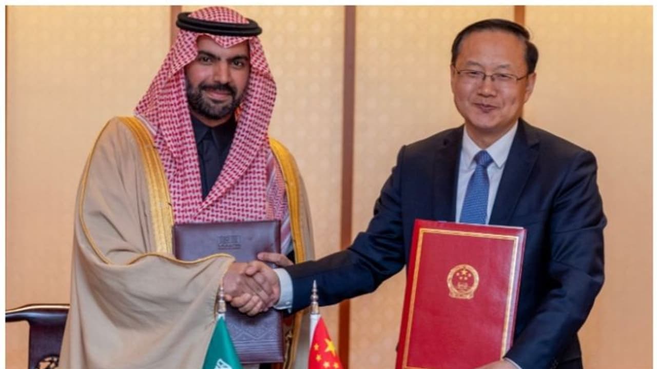 സൗദി അറേബ്യയും ചൈനയും സാംസ്കാരിക സഹകരണത്തിന്; ഇരു രാജ്യങ്ങളിലെയും സാംസ്കാരിക മന്ത്രിമാർ കരാറുകളിൽ ഒപ്പുവെച്ചു സൗദി അറേബ്യയും ചൈനയും സാംസ്കാരിക സഹകരണത്തിന്; ഇരു രാജ്യങ്ങളിലെയും സാംസ്കാരിക മന്ത്രിമാർ കരാറുകളിൽ ഒപ്പുവെച്ചു