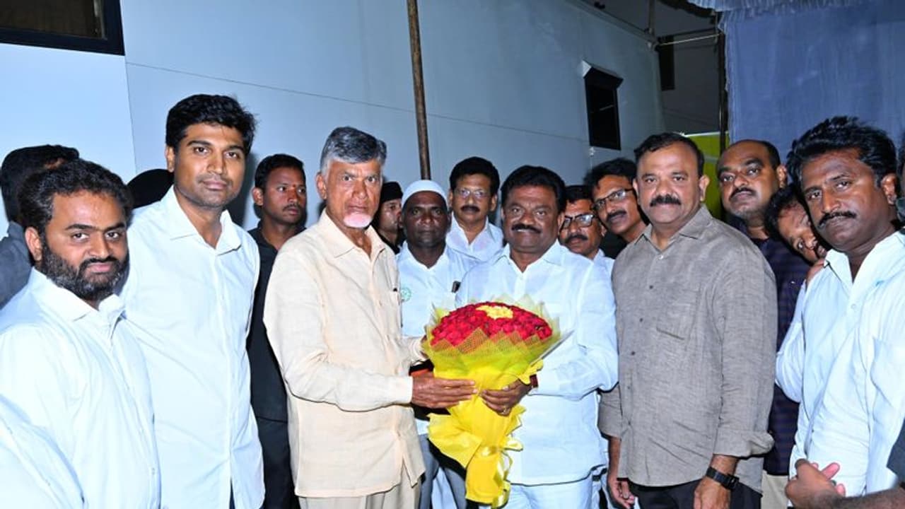 ఎమ్మెల్సీ జంగా కృష్ణమూర్తి చంద్రబాబుతో భేటీ: త్వరలో టీడీపీలోకి