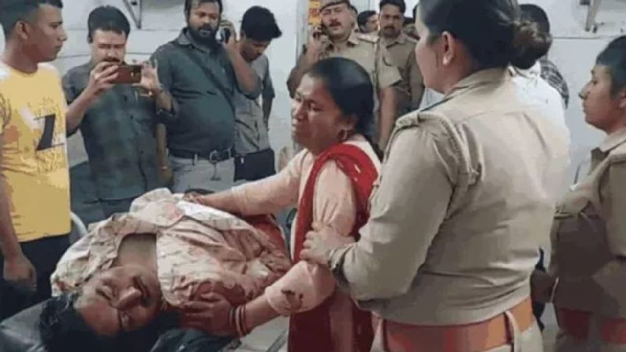 UP News: इटावा में साथी की सर्विस रिवाल्वर से SI ने खुद को किया Shoot...पत्नी ने SSP पर लगाए सनसनीखेज आरोप