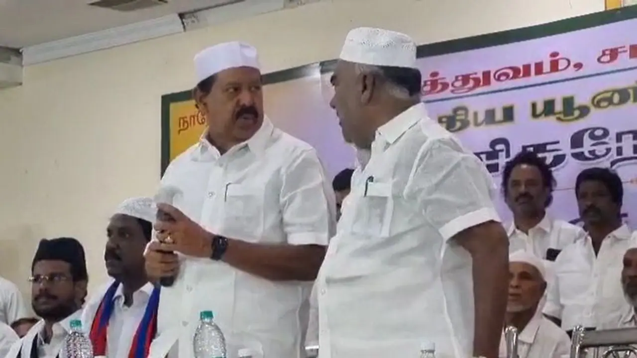 நோன்பு திறக்கும் நிகழ்ச்சியில் மைக்குக்காக மேடையில் சண்டையிட்ட திமுக அமைச்சர்கள் நோன்பு திறக்கும் நிகழ்ச்சியில் மைக்குக்காக மேடையில் சண்டையிட்ட திமுக அமைச்சர்கள்