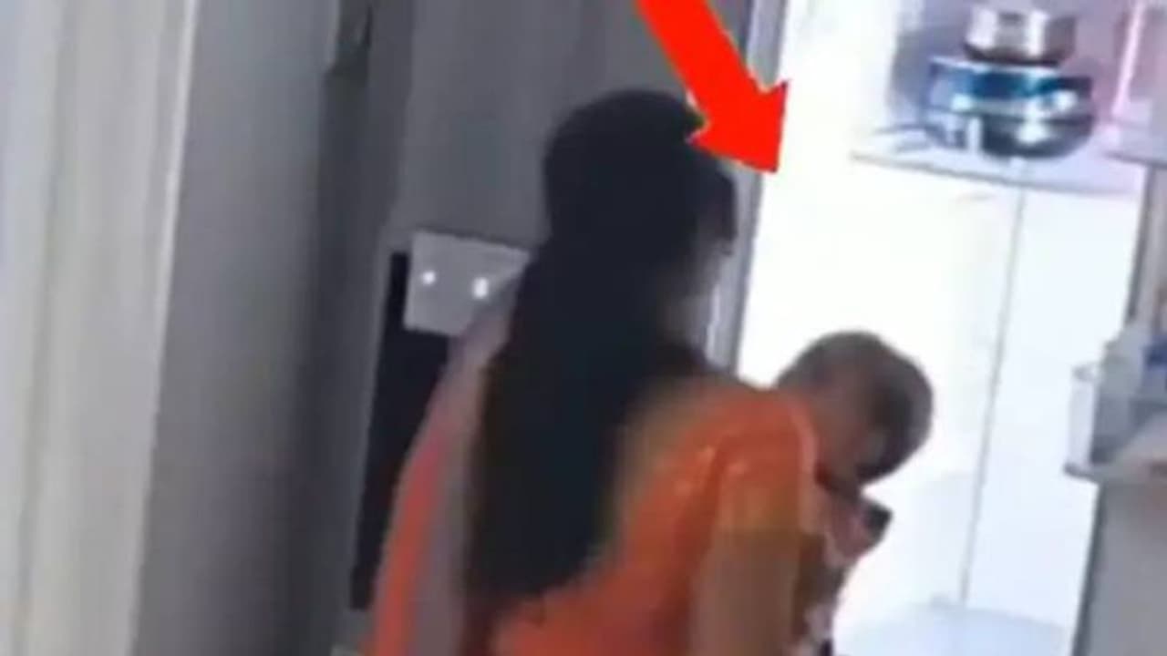 மொபைல் போனில் பேசிக்கொண்டே குழந்தையை ஃப்ரிட்ஜில் வைத்த தாய்.. பின்னர் நடந்தது என்ன? வீடியோவை பாருங்க.. மொபைல் போனில் பேசிக்கொண்டே குழந்தையை ஃப்ரிட்ஜில் வைத்த தாய்.. பின்னர் நடந்தது என்ன? வீடியோவை பாருங்க..