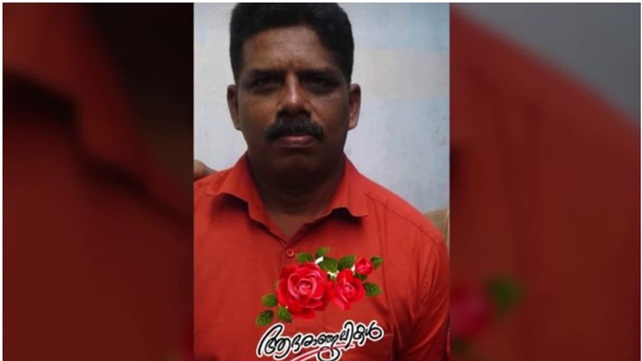 പത്തനംതിട്ട തുലാപ്പള്ളിയിൽ മുറ്റത്ത് നിന്ന് ശബ്ദം പുറത്ത് ഇറങ്ങിയ ഗൃഹനാഥനെ കാട്ടാന ആക്രമിച്ച് കൊന്നു പത്തനംതിട്ട തുലാപ്പള്ളിയിൽ മുറ്റത്ത് നിന്ന് ശബ്ദം പുറത്ത് ഇറങ്ങിയ ഗൃഹനാഥനെ കാട്ടാന ആക്രമിച്ച് കൊന്നു