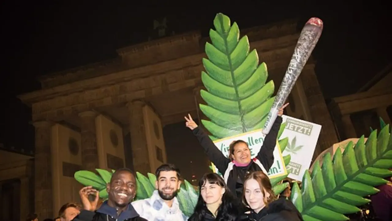 Germany legalises cannabis: Celebrations erupt as adults can now carry upto 25 gm of marijuana (WATCH) Germany legalises cannabis: Celebrations erupt as adults can now carry upto 25 gm of marijuana (WATCH)
