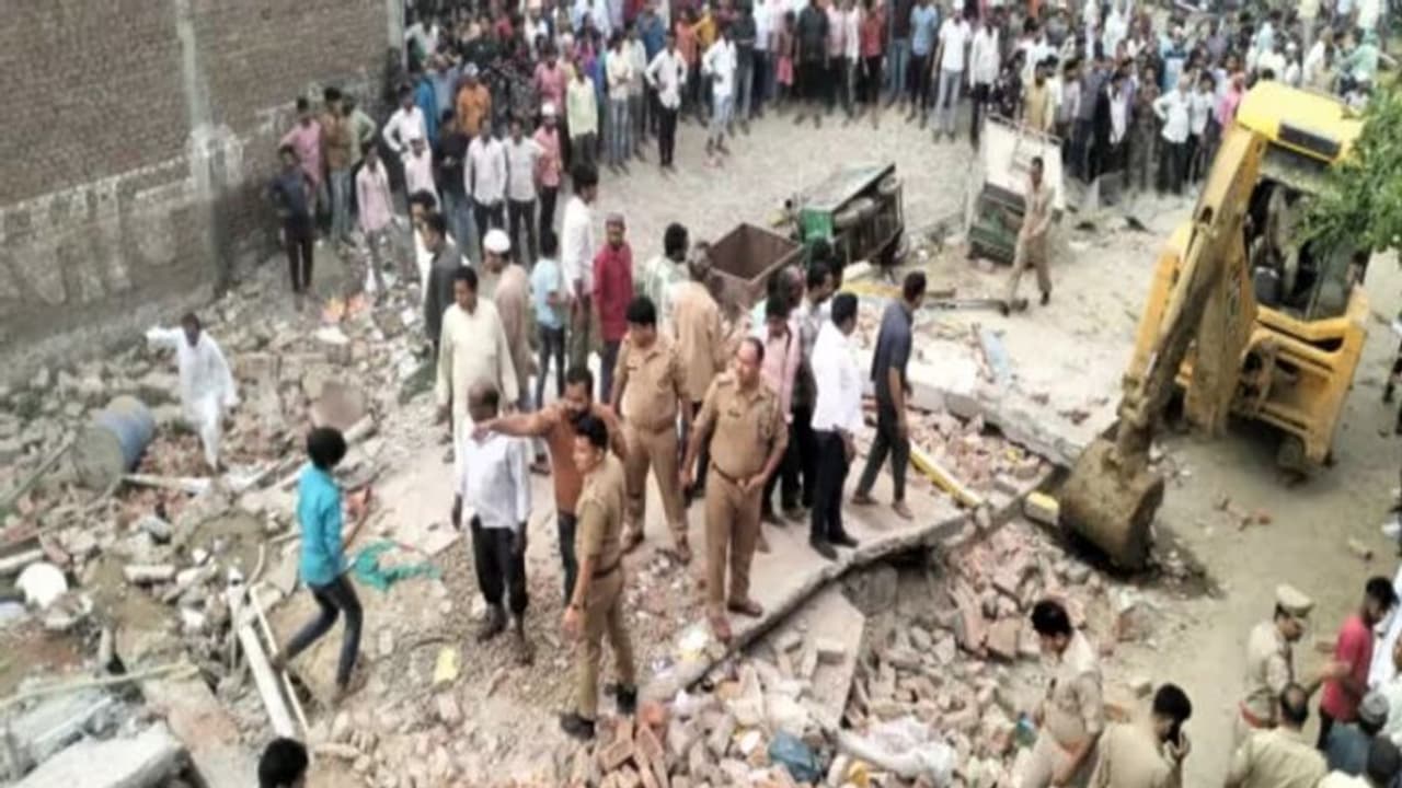 UP News: बदायूं में फिर हुई दिल दहलाने वाली घटना...ताश के पत्ते की तरह ढहा 2 मंजिला मकान, जाने क्या है कारण