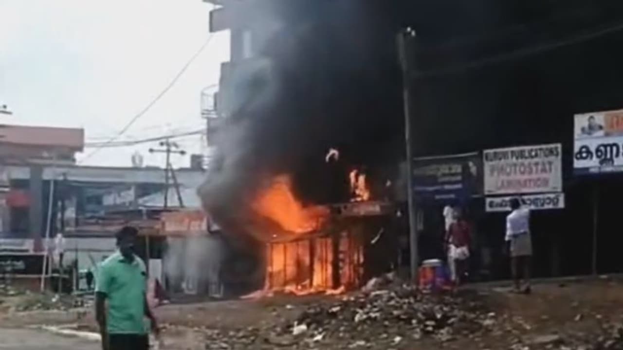 കോട്ടയത്ത് ബസ് സ്റ്റാന്റിലെ കട മുറികള്‍ക്ക് തീ പിടിച്ചു; കത്തി നശിച്ചത് നാല് കടകള്‍