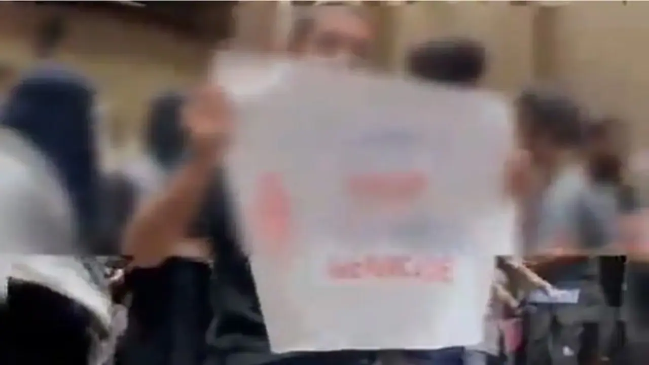 Viral Video: IBA Karachi students boycott Coca Cola recruitment drive in solidarity with Gaza (WATCH) Viral Video: IBA Karachi students boycott Coca Cola recruitment drive in solidarity with Gaza (WATCH)