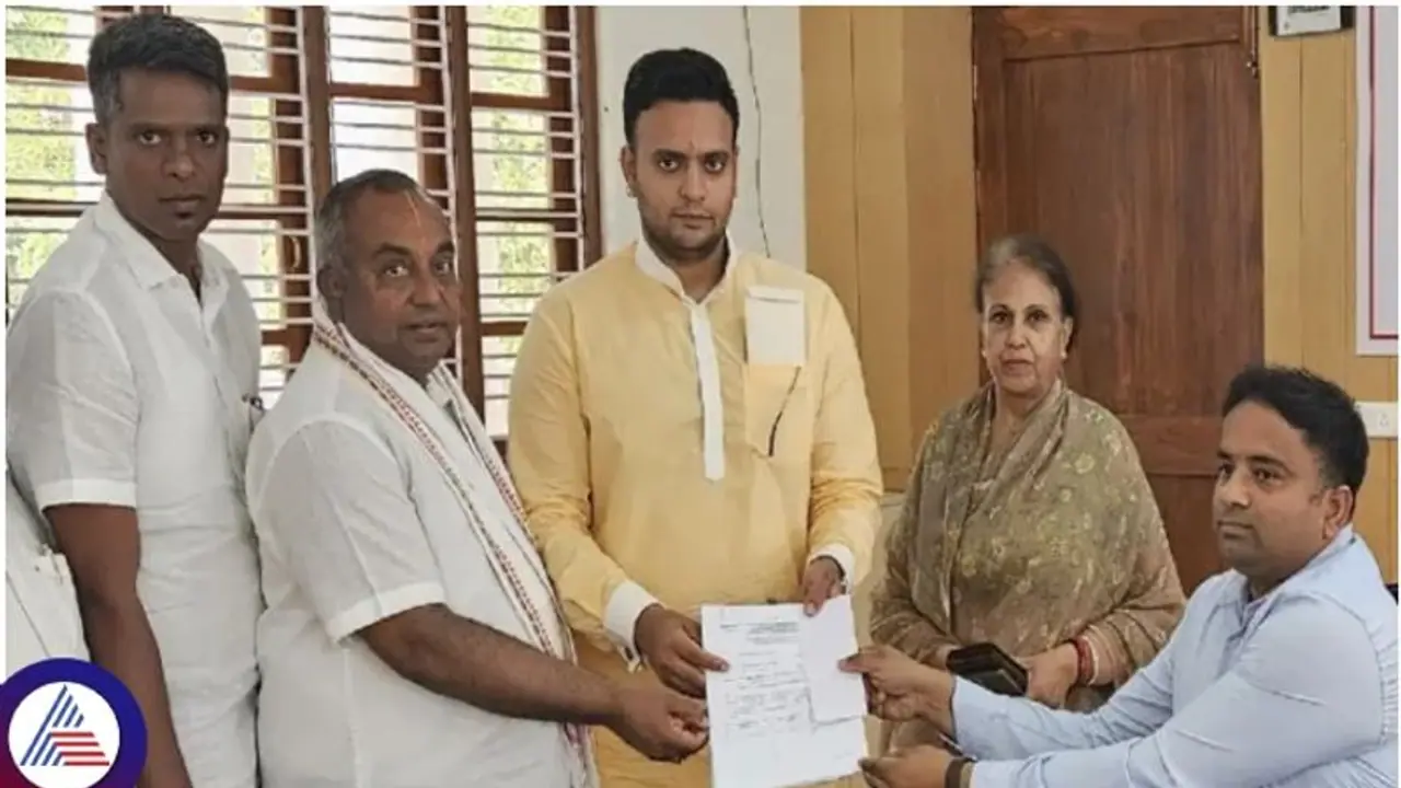 ಮೈಸೂರು ಮಹಾರಾಜ ಯದುವೀರ ಒಡೆಯರ ಬಳಿ 4.99 ಕೋಟಿ ಆಸ್ತಿಯಿದ್ದರೂ, ಸ್ವಂತಕ್ಕೊಂದು ಮನೆ, ಕಾರು ಇಲ್ಲ! ಮೈಸೂರು ಮಹಾರಾಜ ಯದುವೀರ ಒಡೆಯರ ಬಳಿ 4.99 ಕೋಟಿ ಆಸ್ತಿಯಿದ್ದರೂ, ಸ್ವಂತಕ್ಕೊಂದು ಮನೆ, ಕಾರು ಇಲ್ಲ!